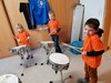 Drei Kinder übten an den Trommeln. Das war ein Spaß. Einfach mal richtig Krach machen. Foto: JFW Schmogrow