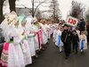 2013 feierte Striesow die 130. Fastnacht: Die Kinder führten den Festumzug an und tragen stolz den geschmückten Reisigbesen mit dem Jubiläumsschild an den Frauen in den Tanztrachten vorbei.