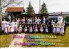 Alle Kinder und Erzieherinnen stellten sich, schick angezogen mit Tracht oder Anzug, zum Erinnerungsfoto auf.