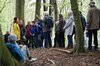 Die Teilnehmenden an der Waldwanderung 2022 mit Dierk Hamann im Bauernwald