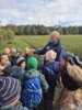Meldung: Die Kinder der Klassen 2a und 2b erkunden die Hecke als Lebensraum