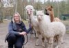 Tierpflegerin Franziska zeigt die Alpakas 2021 f&uuml;r das Stadtmagazin LOTTE
