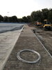 21.09.2020 Bis zum 05.10. wird die Tragschicht aus Grauwacke hergestellt, rings herum werden die Wege gepflastert und die Anschlüsse für die Flutlichtmasten vorbereitet.