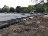 24.09. Herstellen des Planums mittels Grader, Einbringen einer Wurzelsperre an der Südseite, Vorbereitung der Fundamente für die Ballfanganlage Südseite.