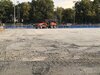 24.09. Herstellen des Planums mittels Grader, Einbringen einer Wurzelsperre an der Südseite, Vorbereitung der Fundamente für die Ballfanganlage Südseite.