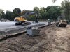 24.09. Herstellen des Planums mittels Grader, Einbringen einer Wurzelsperre an der Südseite, Vorbereitung der Fundamente für die Ballfanganlage Südseite.