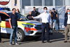 Christian Spelda (links) von der Firma EDAG übergibt den Schlüssel des neuen Einsatzfahrzeugs an Alexander Kretz, Kreisgeschäftsführer des Bayerischen Roten Kreuzes Bad Kissingen.