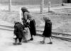 Auschwitz, Mai 1944: Sie wissen noch nicht, dass dies ihr letzter Gang ist &ndash; auf dem Weg zur Gaskammer. Copyright: ZDF/Yad Vashem