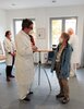 Ärzte des Ev. KH Ludwigsfelde (vorn links im Bild: Herr Dr. Theloe, Geriatrie) mit LuKISS e.V. Mitglied Gabi Walter bei der Ausstellungseröffnung