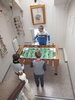 Während die Pizza im Ofen vor sich hin bäckt, ist noch Zeit für ein Spielchen am Tischkicker.