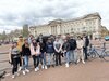 Gruppenfoto vor dem Buckingham Palace