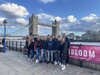 Gruppenfoto vor der Tower Bridge, einem der Wahrzeichen Londons