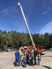 Besucher bestaunen den Korb mit den Feuerwehrmännern in großer Höhe, Foto: Gemeinde Grünheide (Mark)