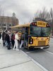 Mit einem typischen amerikanischen Schulbus ging es an die High School in Barrington (Rhode Island)
