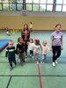 Lydia Wolf (6c) und Milia Friedrich (8d) unterstützten beim Sportunterricht der französischen Grundschüler