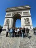 Gruppenfoto vor dem Arc de Triomphe in Paris