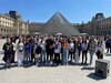Ein Gruppenfoto vor der Louvre-Pyramide durfte auch nicht fehlen