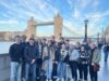 Gruppenfoto vor der Tower Bridge