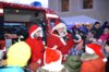Adventsmarkt Weihnachtsmann spricht zu den Kindern