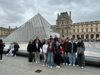 Gruppenfoto vor der Louvre-Pyramide