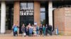 Gruppenfoto vor Bibliothek