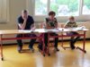 Herr B&ouml;gelsack, Frau Dutschke und Jayden achten ganz genau auf die Leseleistung.