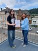 Juliane Winterwerber (10c) und Wettbewerbskoordinatorin Beate Conze freuen sich über Juliane Winterwerbers Sonderpreis