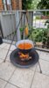 Eine leckere Suppe köchelt über dem Feuer.