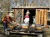 Zusammen mit einem Imker aus der Ukraine schauen wir am 28.03.2025 zum ersten Mal in die Bienenbeuten