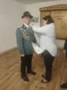 Ehrenkreuz wird angeheftet.