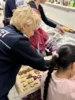 Foto vom Album: Kids aus dem Soldiner Kiez beim Weihnachtsbacken