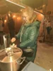 Lydia gibt den Glühwein aus