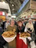 Klemmkuchen als Kostproben werden verteilt