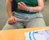Elektrostimulation bei Patientin mit Halbseitenlähmung_LuKISS e.V.