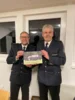 Peter Fischer übereicht als Abschiedspräsent ein Bild der Wörnersberger Feuerwher an den scheidenden Kreisbrandmeister Frank Jahraus.