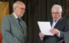 Vize-Präsident Gerald Kranich des Schwäbischen Chorverbandes überbrachte Rainer Grundler in Anerkennung seiner Verdienste um den Chorgesang die Goldene Ehrennadel