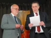 Hohe Anerkennung sprach Landrat Peter Polta (rechts) aus, ehe er Rainer Grundler für seine Arbeit als Kommunalpolitiker und auch als Vorsitzender des Eugen-Jaekle-Chorverbands die silberne Ehrennadel des Landkreises aushändigte.