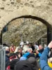 Geladene Gäste vor dem Tor ©Selketal