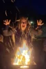 Hexe tanzt am Feuer