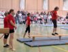 22 Vier an der Schwebebank