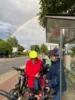 Unter dem Regenbogen (ein zweiter Regenbogen schaut scheu durch die Wolken)