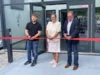 Ein besonderer Moment: Bürgermeister Arne Christiani (im Bild auf der rechten Seiten) eröffnet gemeinsam mit Rektorin Frau Wilde-Balzer (mittig im Bild) und Hortleiter Kai Thiele (links im Bild) die neue Grundschulfiliale. Foto: Gemeinde Grünheide (Mark)/Kaatz