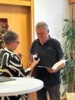 Ehrennadel wird überreicht