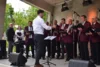 Im Vordergrund Chorleiter Christoph Marstaller LKE
