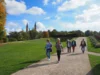 durch den Park ging es zum Mittagessen...