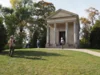 Ein kurzer Spaziergang führt zu einer weiteren Luisen-Gedenkstätte: dem Luisentempel von 1892
