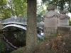 eine schöne Eisenbrücke führt auf die Liebesinsel