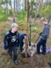 Foto vom Album: Auf die Plätze, fertig, los – die 8b packt im Wald mit an!