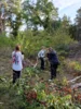 Foto vom Album: Auf die Plätze, fertig, los – die 8b packt im Wald mit an!