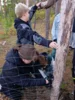 Foto vom Album: Auf die Plätze, fertig, los – die 8b packt im Wald mit an!